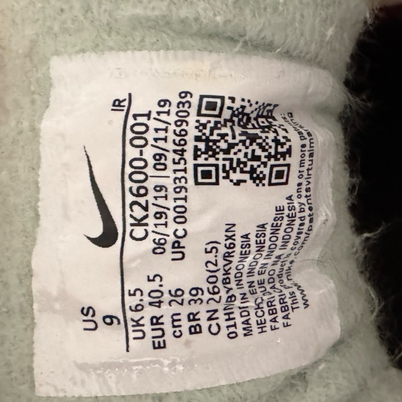 Nike Women's Sneakers in Light Green and White - Picture 7 of 9